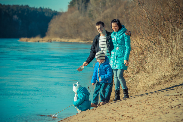 Rodina přiznává papíru na vodě  - Fotografie, Obrázek