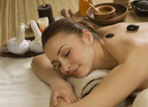 Spa Woman. Hot Stones Massage - Foto, afbeelding