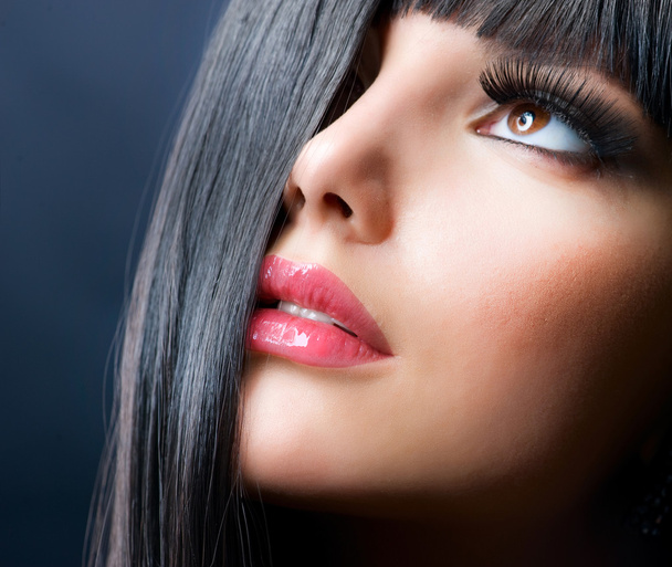 Fashion Brunette . Beautiful Makeup and Healthy Black Hair - Foto, afbeelding