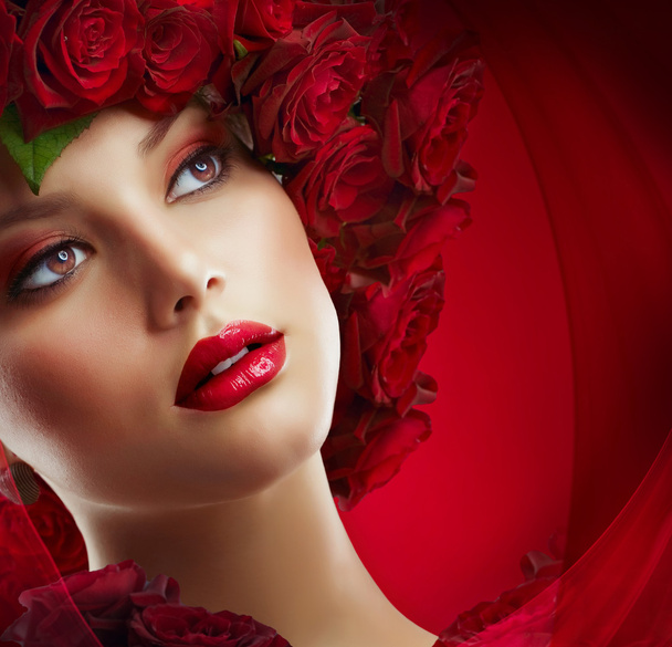 Szép divat lány piros smink és rózsák. Frizura - Fotó, kép