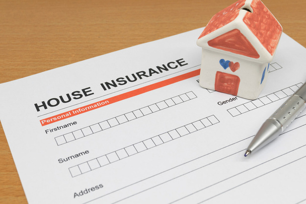 Huis verzekering aanvraagformulier met model house en pen - Foto, afbeelding