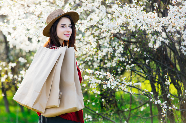 portrét mladé ženy s nákupní tašky - Fotografie, Obrázek