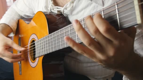 Músico tocando una guitarra clásica en cámara lenta
 - Metraje, vídeo