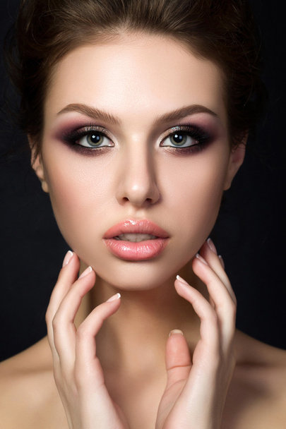Portrait of young beautiful woman with evening make up - Foto, Bild