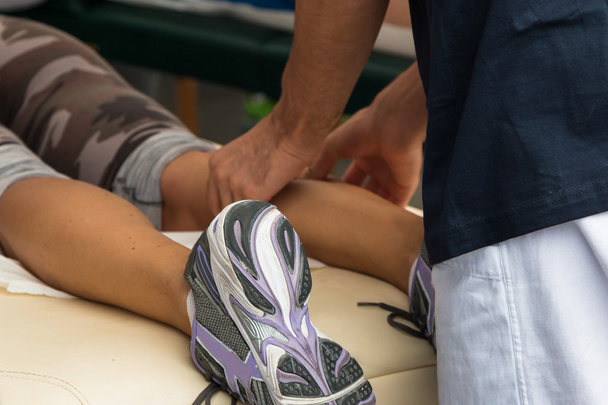 Massagem muscular de atleta após treino desportivo
 - Foto, Imagem
