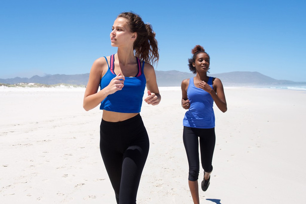 Koleżanki fitness jogging na plaży - Zdjęcie, obraz