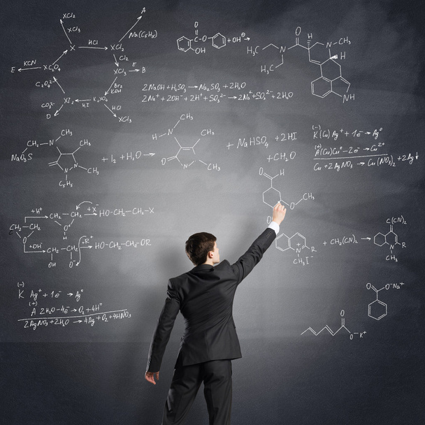 Científico escribir fórmulas en pizarra
 - Foto, imagen
