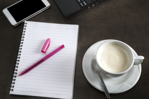 notepad em branco, telefone, laptop e xícara de café
 - Foto, Imagem
