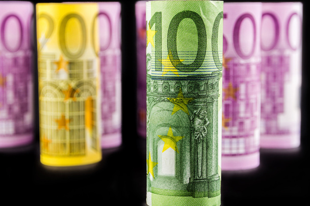 крупним планом 100 євро рулонна банкнота
 - Фото, зображення