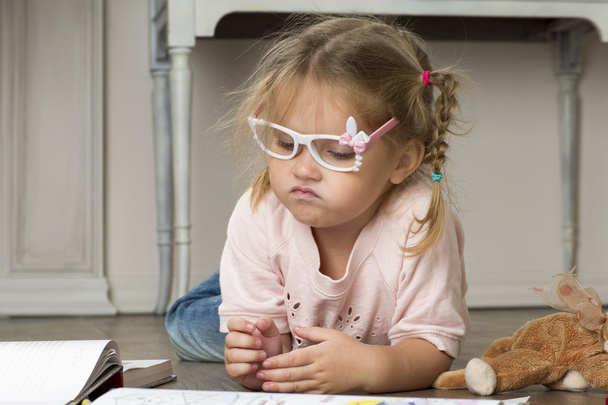 Portret dziecka w okularach ze znacznikami. - Zdjęcie, obraz