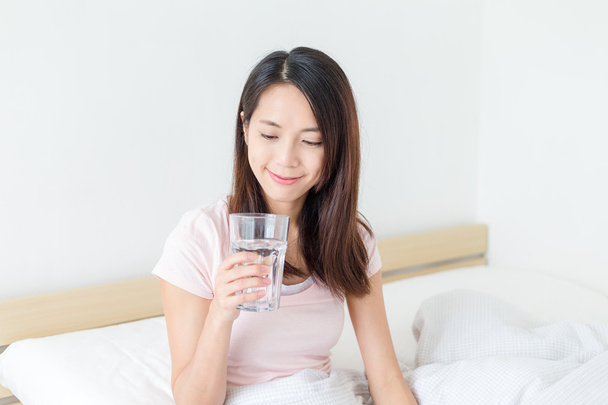 Mulher bebendo copo de água
 - Foto, Imagem