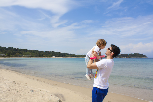 Isä ja tytär hauskaa rannalla
 - Valokuva, kuva