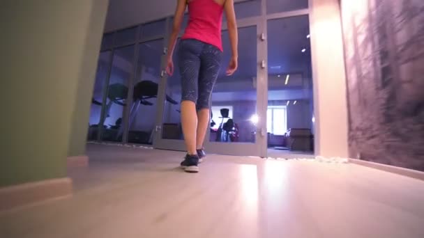 Žena cvičí v posilovně - Záběry, video