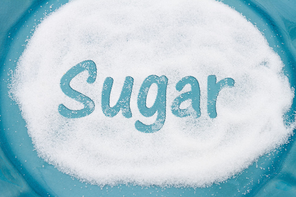 Close-up de Teal Plate com um monte de açúcar com texto Açúcar
 - Foto, Imagem