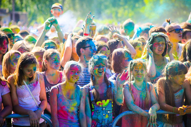 VITEBSK, BELARUS - JULY 4, 2015. Throwing color at the Holi color festival - Foto, immagini