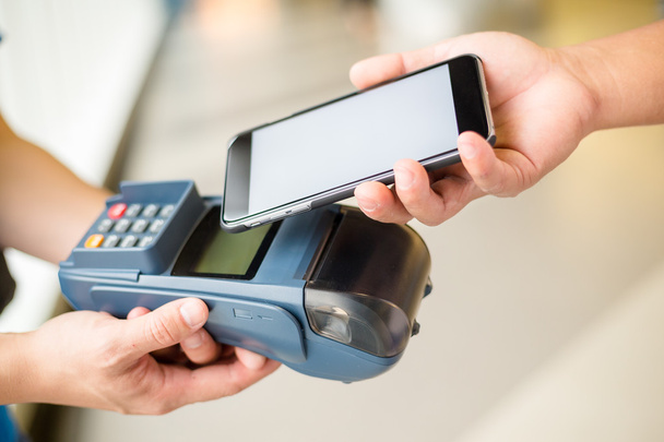 Frau nutzt Smartphone zum Bezahlen der Rechnung - Foto, Bild