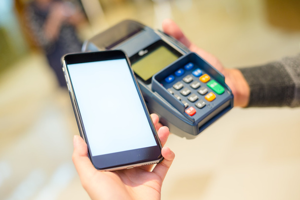 Frau nutzt Smartphone zum Bezahlen der Rechnung - Foto, Bild