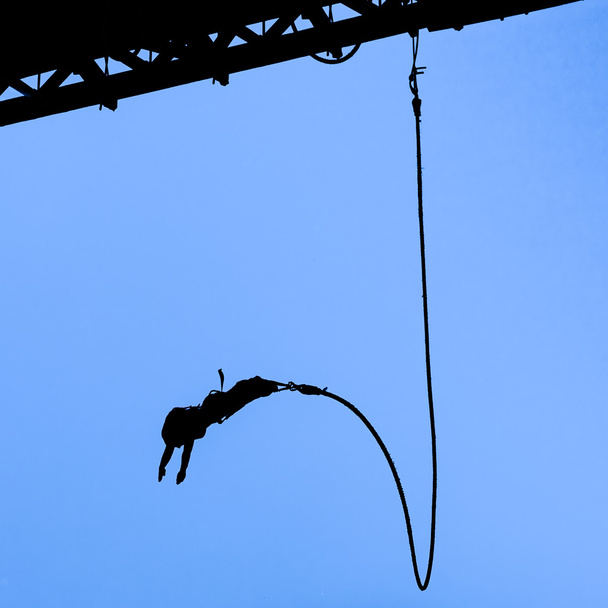 Benji hyppääjä vastaan sininen taivas
 - Valokuva, kuva