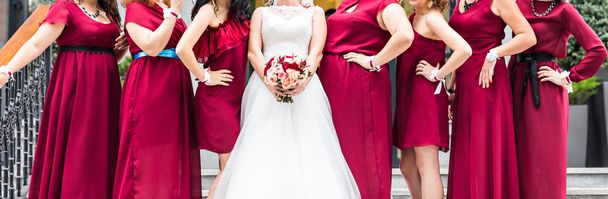 Nevěstu, družičky v parku ve svatební den - Fotografie, Obrázek