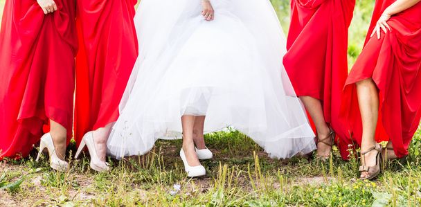 花嫁とブライドメイドの足 - 写真・画像