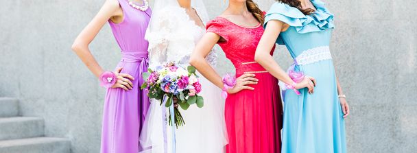 Νύφη με bridesmaids στο πάρκο στην ημέρα του γάμου - Φωτογραφία, εικόνα