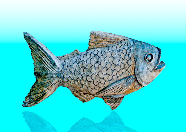 A Escultura de peixe no fundo de reflexão
 - Foto, Imagem