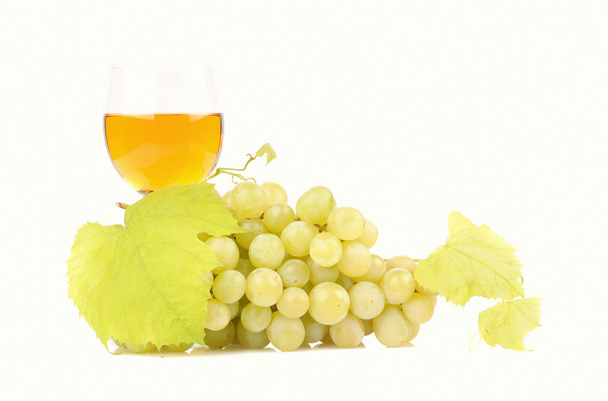 green grapes with leaf and wine in the glass - Fotografie, Obrázek