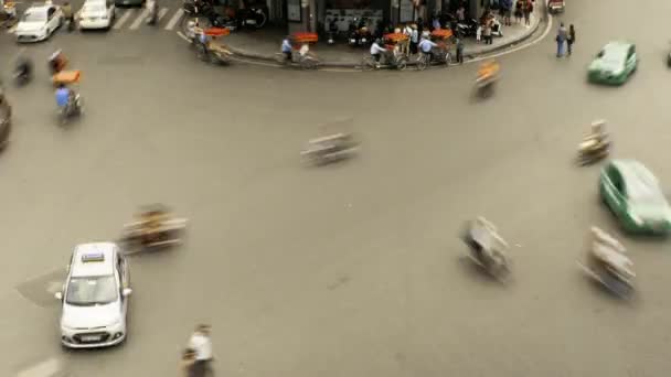 Scooter, Otomobil ve İnsanlar Yavaş Deklanşör Hızı ile Time Lapse Crossing - Video, Çekim
