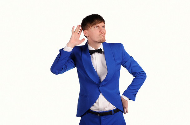 Homem engraçado na suíte azul com no fundo branco
 - Foto, Imagem