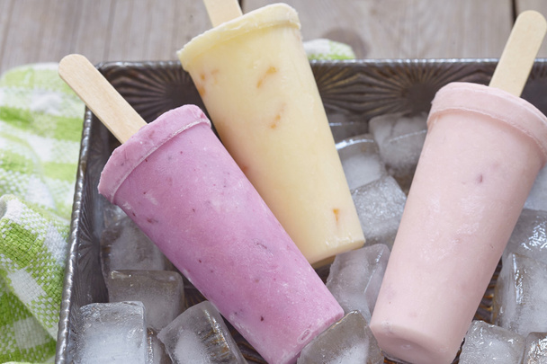 Fruit yogurt popsicles - Valokuva, kuva