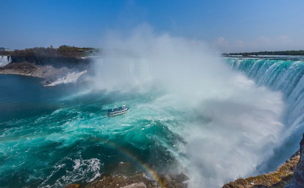 Barco fica encharcado na base do poderoso Niagara Falls
 - Foto, Imagem