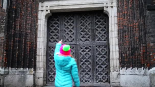 グダニスクの大聖堂の周りを歩く少女 - 映像、動画