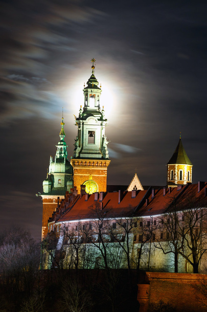 Pleine lune au-dessus du château de Wawel dans la nuit à Cracovie, Pologne
 - Photo, image