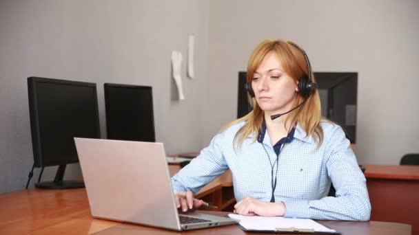 Kobiece klienta wsparcie operatora. ona prowadzi konsultacje online przy użyciu kamery internetowej - Materiał filmowy, wideo