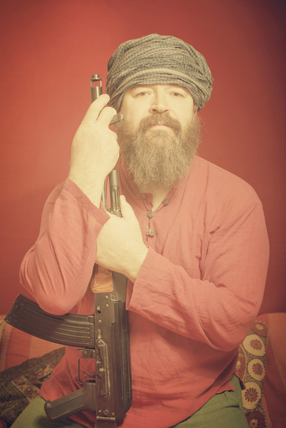 bearded man with rifle  - Foto, afbeelding