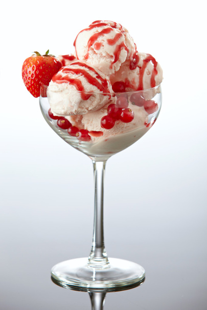 Ice cream with fresh berries and strawberry sauce - Foto, Imagen