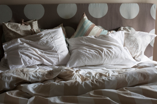 Podwójne łóżko gruntowa, z porannego światła - Zdjęcie, obraz