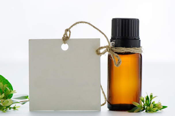 Ätherisches Öl, leere Etiketten und Blumen - Foto, Bild