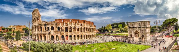 Πανοραμική άποψη από το Κολοσσαίο και η αψίδα του Μεγάλου Κωνσταντίνου, Ρώμη - Φωτογραφία, εικόνα