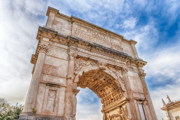 El icónico Arco de Tito en el Foro Romano, Roma
 - Foto, Imagen