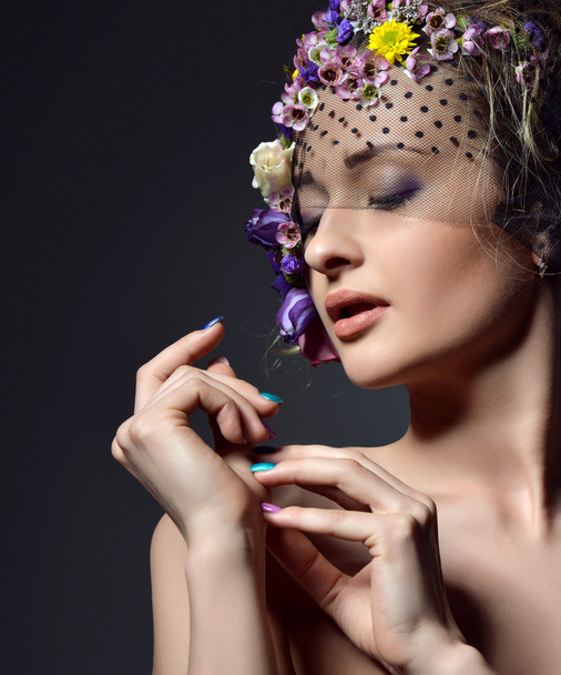 Beautiful young fashion woman portrait with delicate flowers in  - Foto, afbeelding