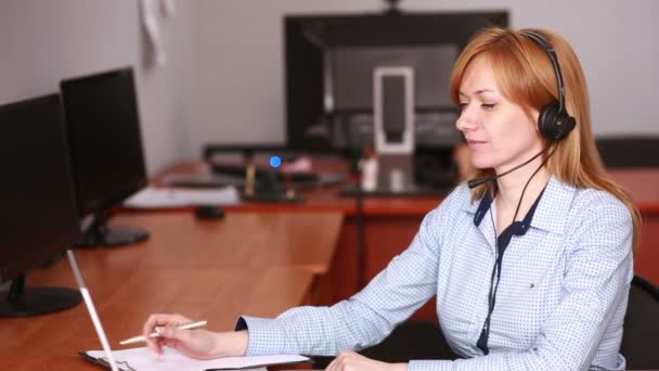 Operadora de atención al cliente femenina. ella lidera la consulta en línea usando cámara web
 - Metraje, vídeo