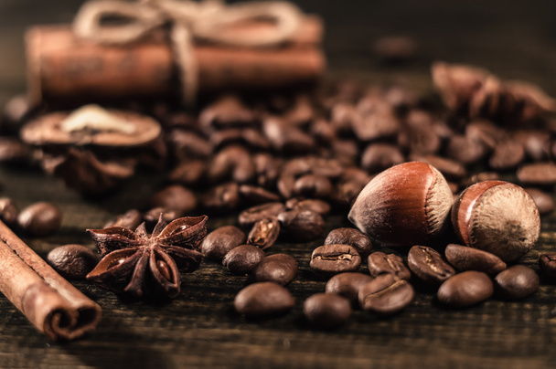 Granos de café y nueces sobre fondo de madera
. - Foto, imagen