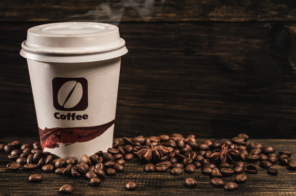 Чашка кави та кавових зерен на старому дерев'яному фоні
 - Фото, зображення