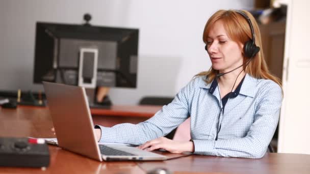 Operadora de atención al cliente femenina. ella lidera la consulta en línea usando cámara web
 - Imágenes, Vídeo