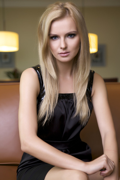 Blond woman in black dress - Foto, afbeelding