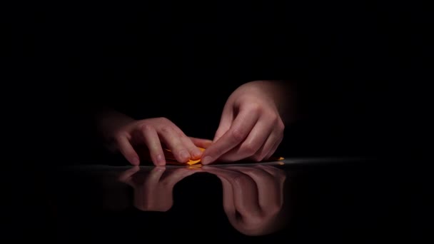 Handen maakt gele origami. Zwart. Closeup - Video