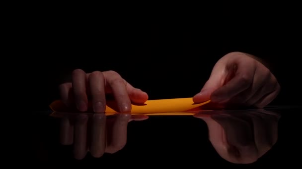Origami geel papier. Zwart. Closeup - Video