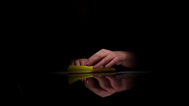 Eller sarı origami yapar. Siyah. Portre - Video, Çekim
