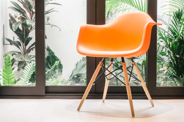 Oranžová židle s světlo lampy - Fotografie, Obrázek